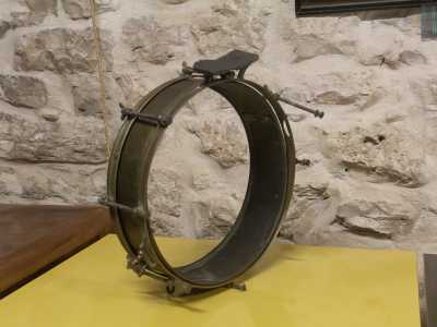 ...suonando il tamburo rullante...